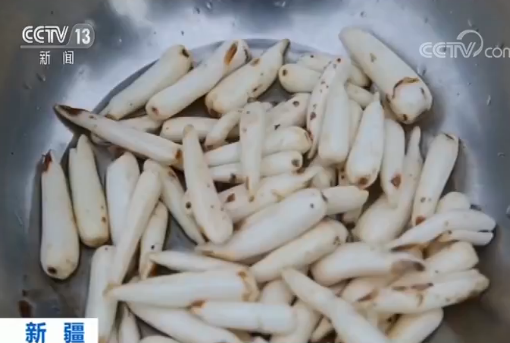 他们认真擦界碑的样子，真帅！