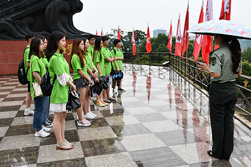 图片默认标题_fororder_听讲解员介绍强渡嘉陵江战役