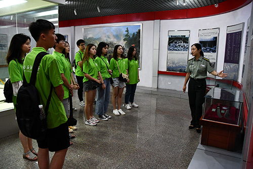 图片默认标题_fororder_参观纪念馆