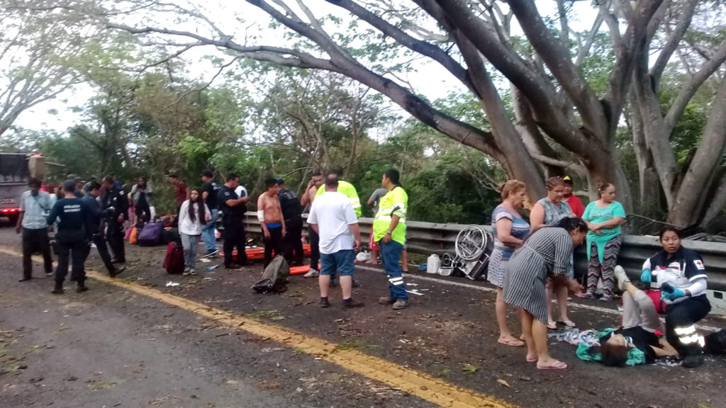 墨西哥一辆大巴翻车致15人死亡21人受伤