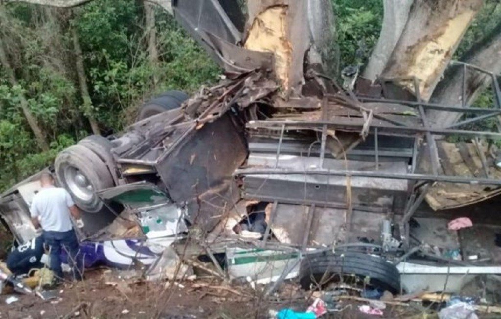 墨西哥一辆大巴翻车致15人死亡21人受伤