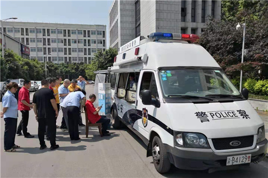 【法制安全】上门服务企业 重庆北碚开展“流动车管所”活动