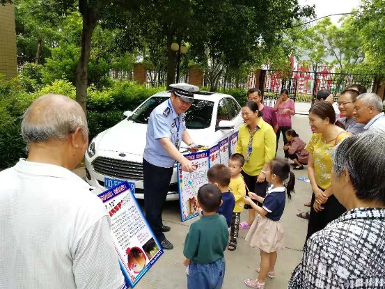 （转载）攀枝花米易县公安局交警大队深入开展“交通安全进社区”主题宣传活动