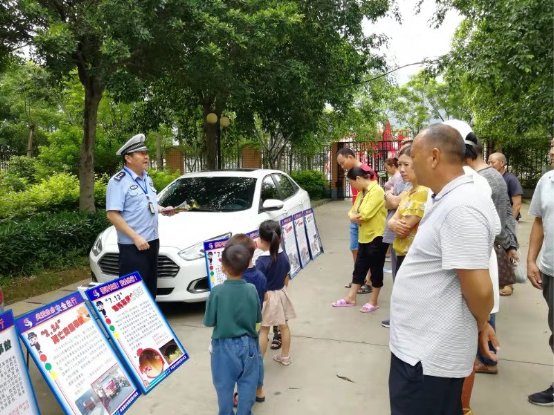 （转载）攀枝花米易县公安局交警大队深入开展“交通安全进社区”主题宣传活动
