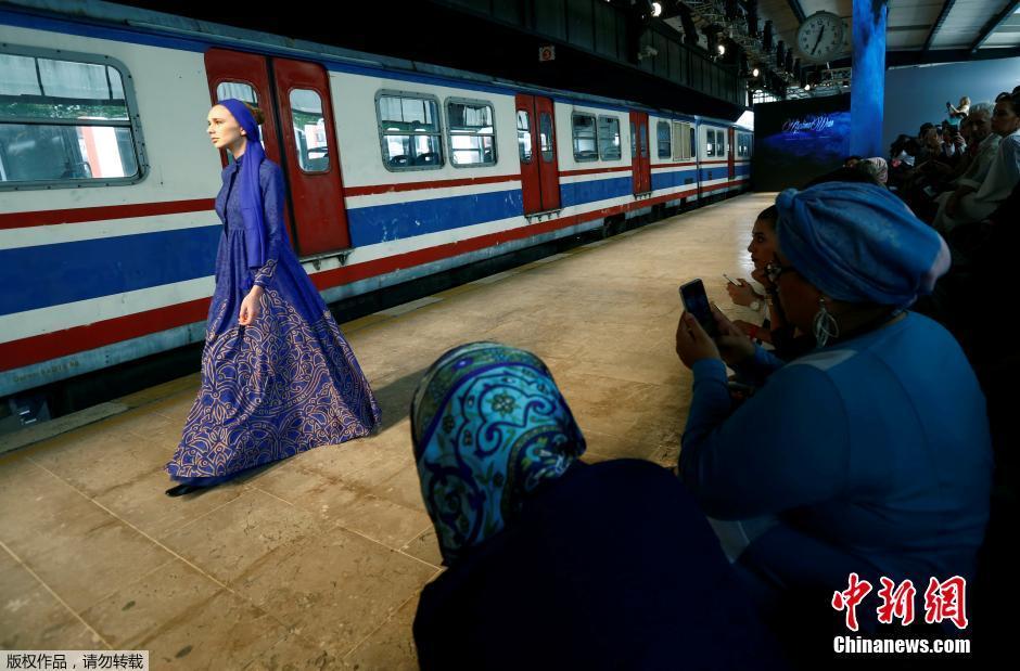 穆斯林服装时尚秀在土耳其车站举行(组图)