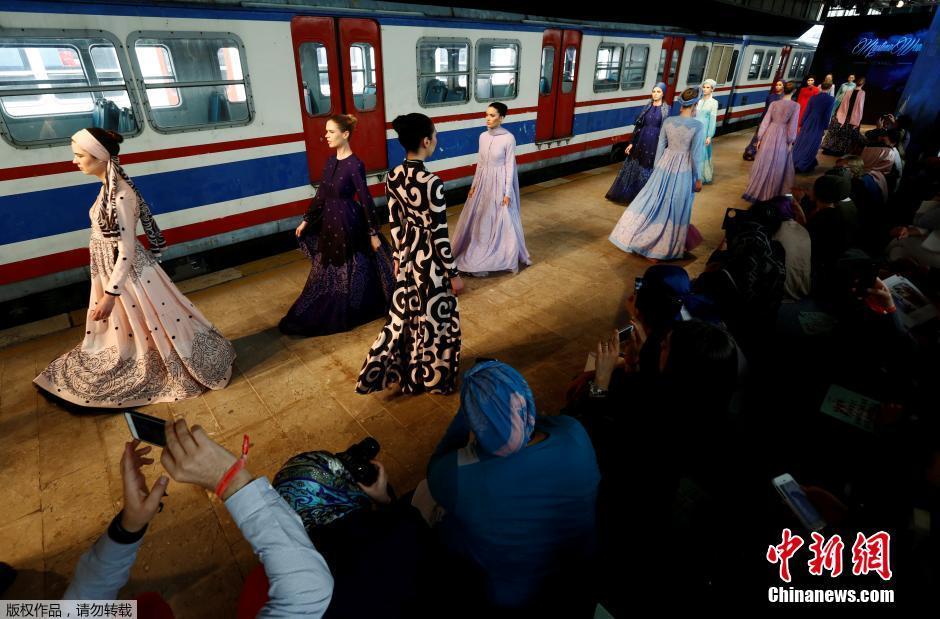 穆斯林服装时尚秀在土耳其车站举行(组图)