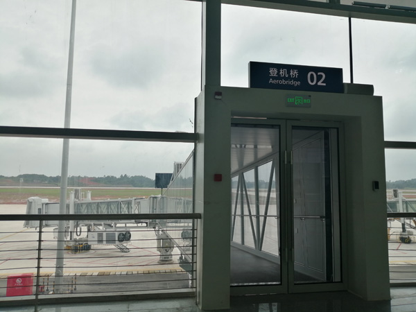 图片默认标题_fororder_登机桥（摄影-赵晨希）