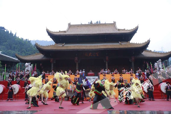今日蚩尤九黎城举行一年一度的民间祭祀大典,总编们在现场大饱眼福.