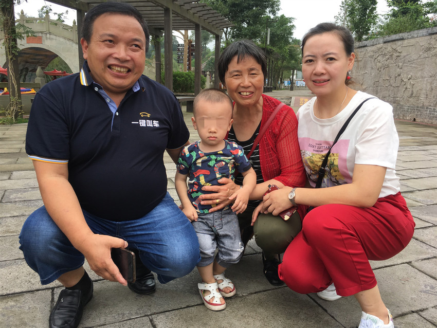 （转载）景区监控还原四川“矮哥”跳湖救人：75秒托起两条生命