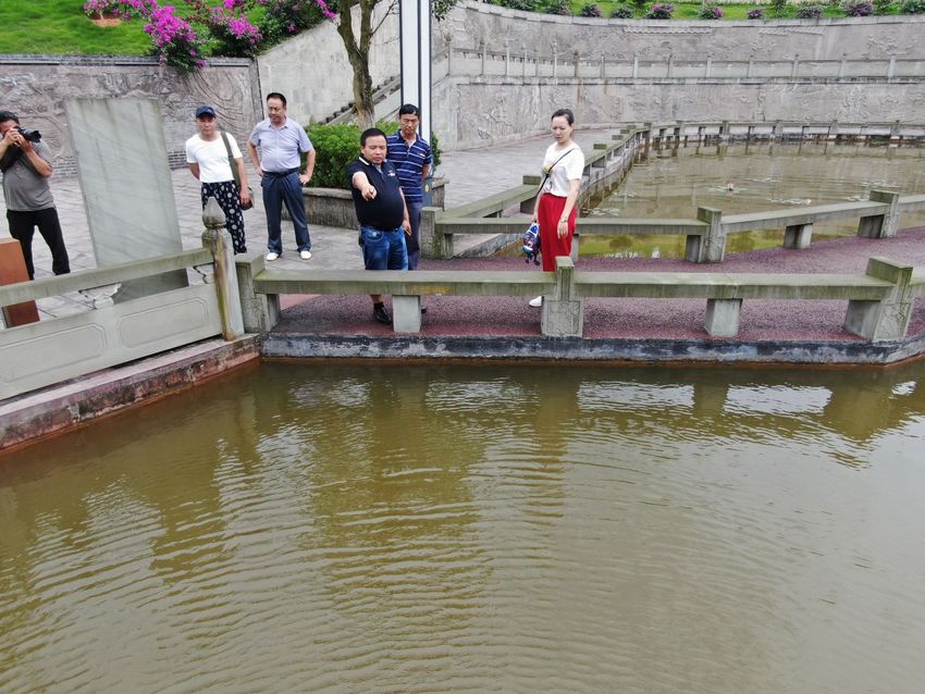 （转载）景区监控还原四川“矮哥”跳湖救人：75秒托起两条生命