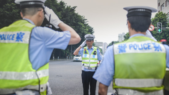 【法制安全】重庆南岸交巡警邵钢坚持站完最后一班岗 光荣退休