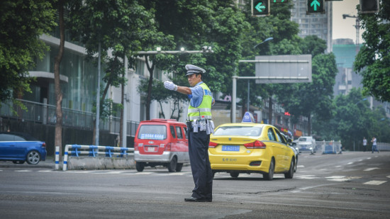 【法制安全】重庆南岸交巡警邵钢坚持站完最后一班岗 光荣退休