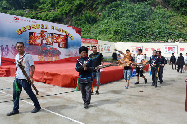 图片默认标题_fororder_点燃火把节的圣火--供图--雅安市汉源县委宣传部