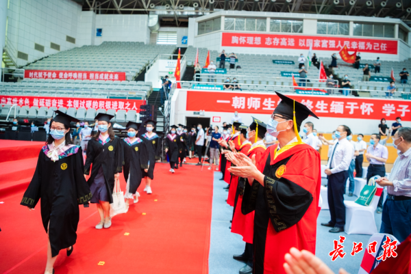 “欢迎参加任何一年的毕业典礼” 华中师大校长向8000余毕业生发出邀请