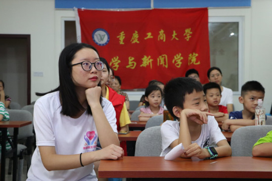 【科教 图文】重庆工商大学学子走进社区 宣传“垃圾分类”