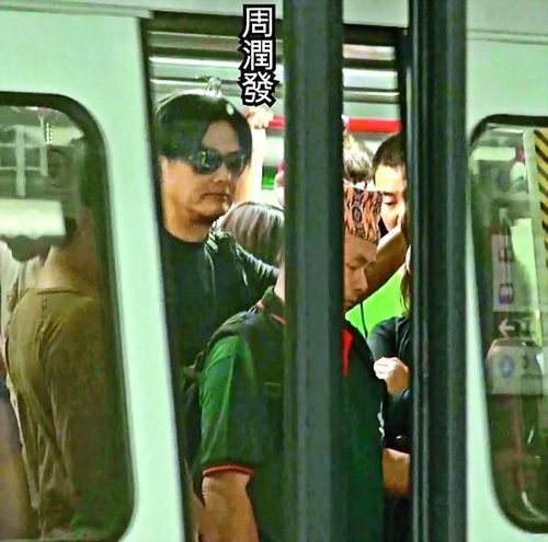 身家超15亿！周润发坐地铁买669元运动鞋接地气