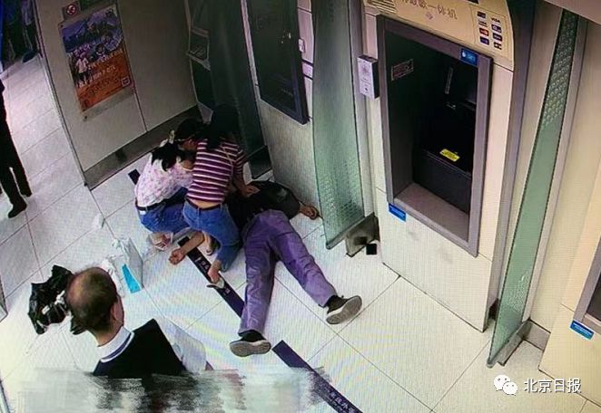 “史上最安全”东单路口，俩95后护士再立功！