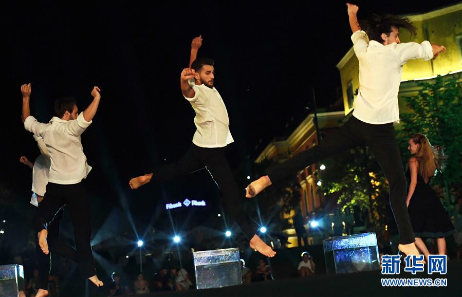 地拉那举办露天芭蕾舞表演