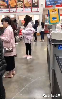 王祖贤在加拿大被偶遇 长发披肩身着粉衣似少女