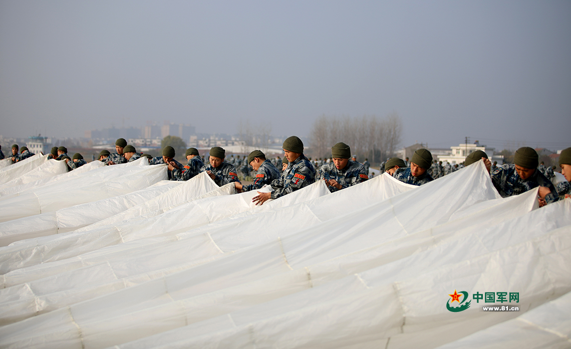 叠伞也有大场面！空降新兵这样训练折叠降落伞(组图)