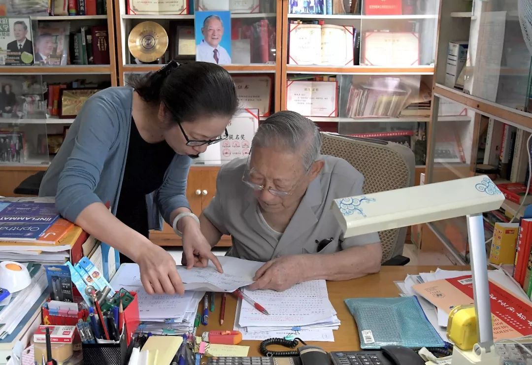 硬核！他?帮无数人重见光明，99岁仍每天工作到凌晨2点……