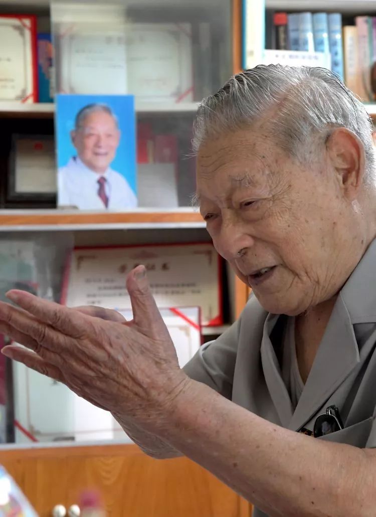 硬核！他?帮无数人重见光明，99岁仍每天工作到凌晨2点……