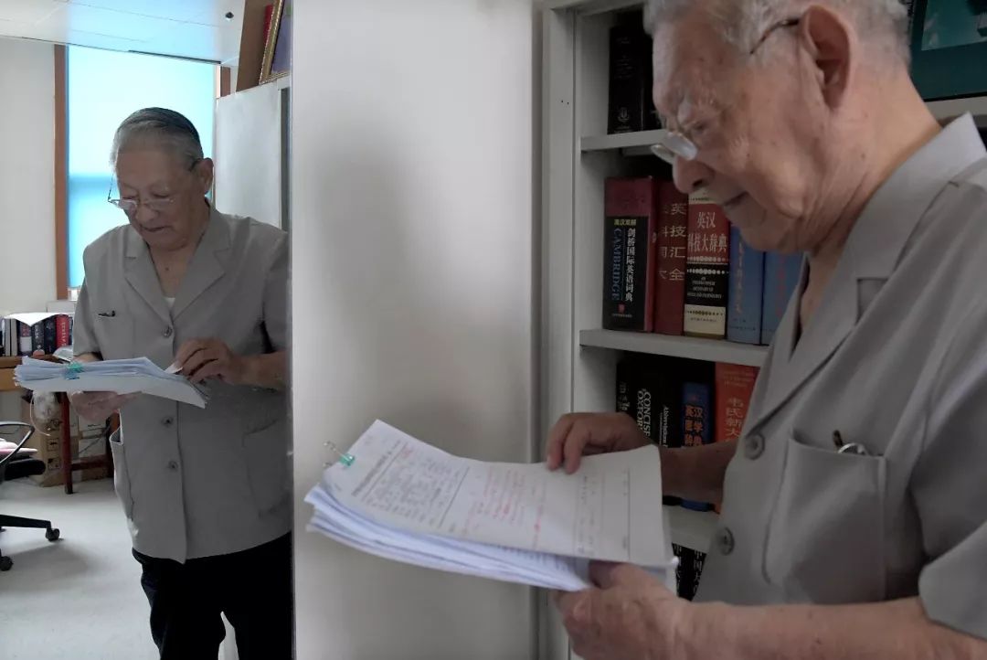 硬核！他?帮无数人重见光明，99岁仍每天工作到凌晨2点……