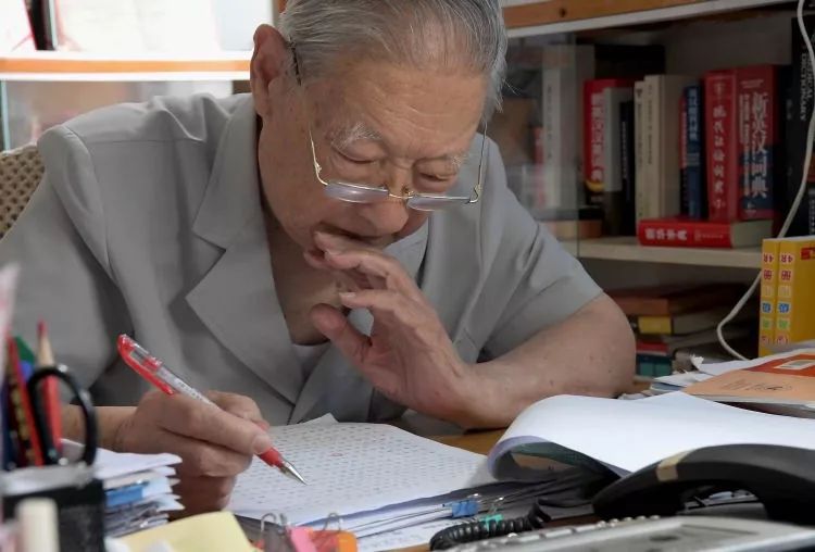 硬核！他?帮无数人重见光明，99岁仍每天工作到凌晨2点……