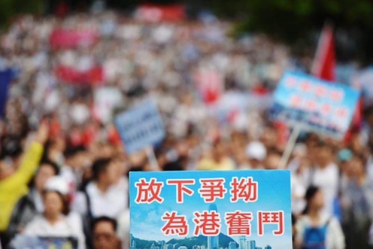 "反暴力、护法治、盼安定、促发展"——香港市民的心声