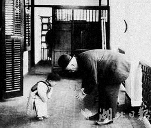 3岁男童与医生互相鞠躬 百年前感人一幕在汉重现