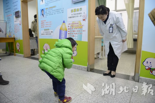 3岁男童与医生互相鞠躬 百年前感人一幕在汉重现