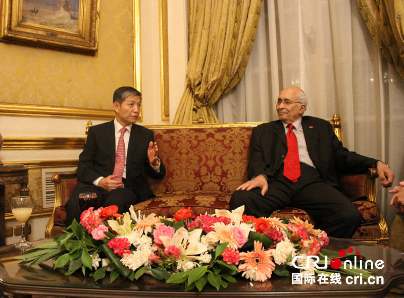 图片默认标题_fororder_廖力强大使（左）与瓦利副会长（右）交谈