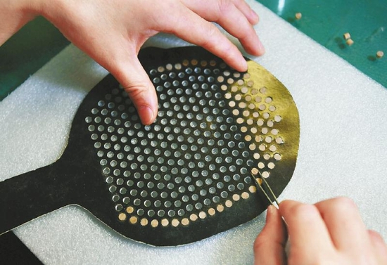 （转载）匠心传承 成都老人120道工序出一个乒乓球拍