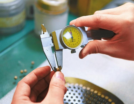 （转载）匠心传承 成都老人120道工序出一个乒乓球拍