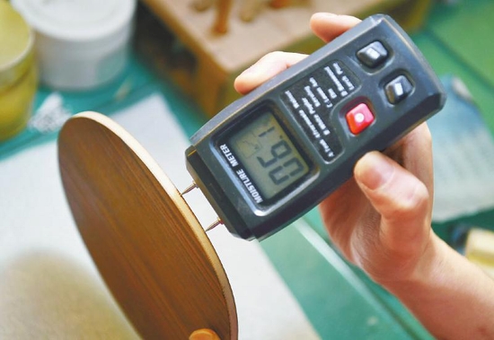 （转载）匠心传承 成都老人120道工序出一个乒乓球拍