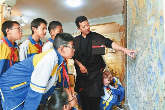 （转载）情牵唐卡 甘孜画师17年画秃2万支笔