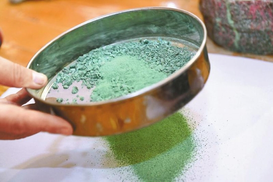 （转载）情牵唐卡 甘孜画师17年画秃2万支笔