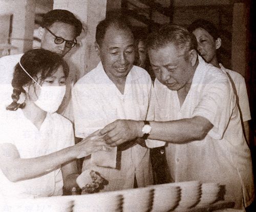 图片默认标题_fororder_习仲勋在广东积极探索国有企业改革的路子，支持并推广“清远经验”，扩大企业自主权，提高企业生产效率。图为习仲勋考察企业，了解企业生产和改革情况