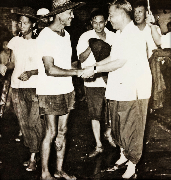 图片默认标题_fororder_在广东工作期间，习仲勋考察海康县时与群众交谈。