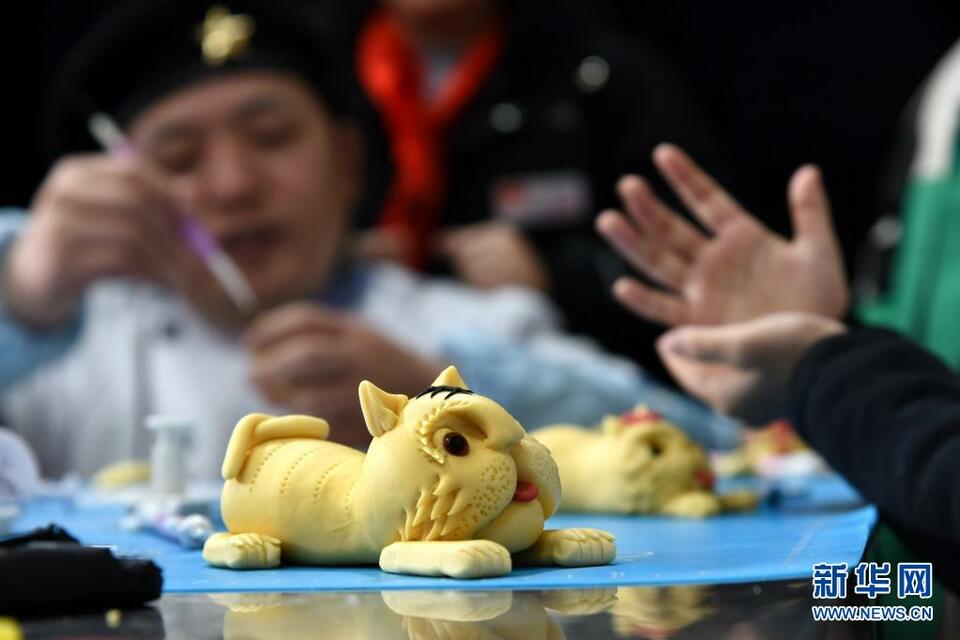 山东青岛：“金虎”花饽饽惹人爱