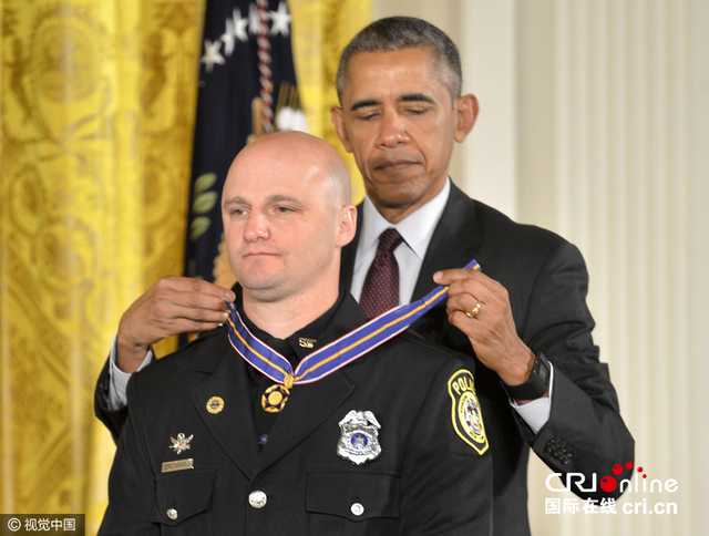 奥巴马出席勇气勋章授予仪式 为高个子戴勋章