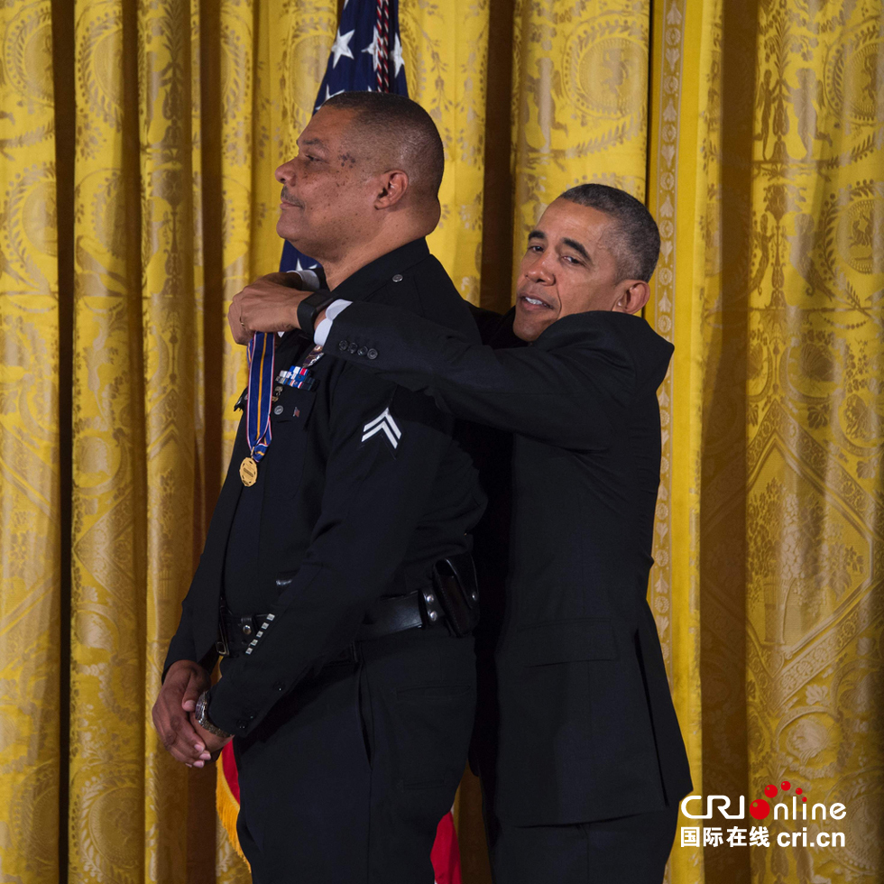 奥巴马出席勇气勋章授予仪式 为高个子戴勋章