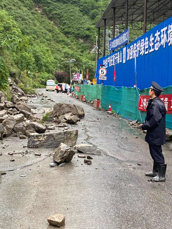 阿坝州黑水县公安局红岩派出所积极维护灾后交通秩序