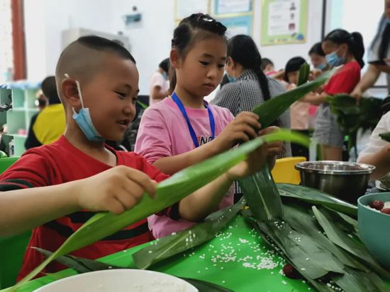 贵州大方：娃娃们感受端午习俗——“包粽子”