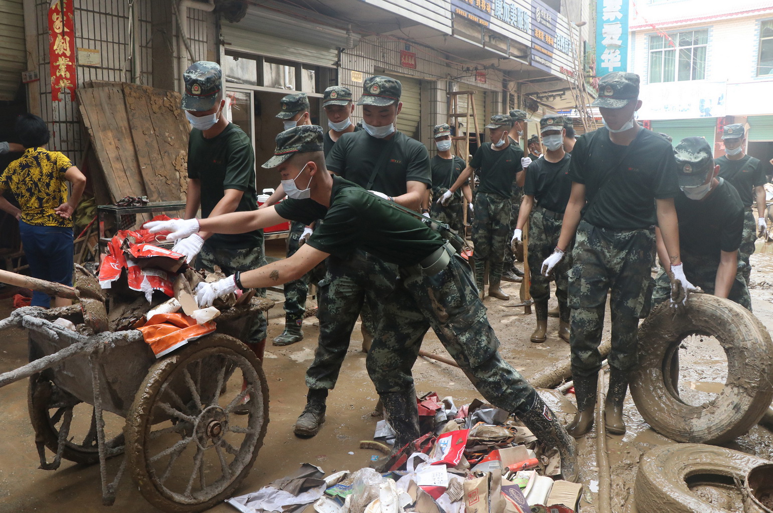 江西瑞金：武警官兵帮助受灾群众重整家园