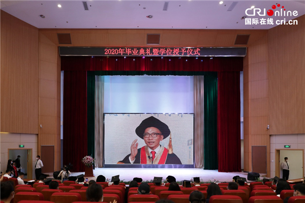 【新视佳镜合作稿】武汉学院举办“云毕业典礼” 校歌《明校歌》首发