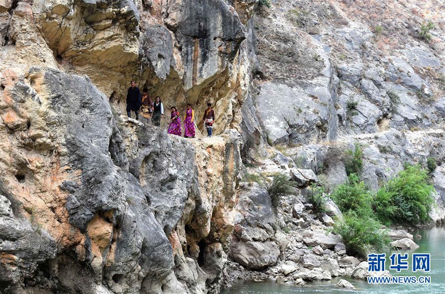 一条天路，一个梦想——藏族“愚公”斯那定珠传奇