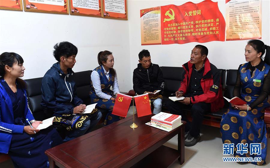 一条天路，一个梦想——藏族“愚公”斯那定珠传奇