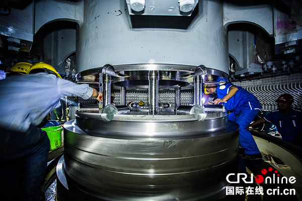 图片默认标题_fororder_转子吊装对位-中国水电七局供图