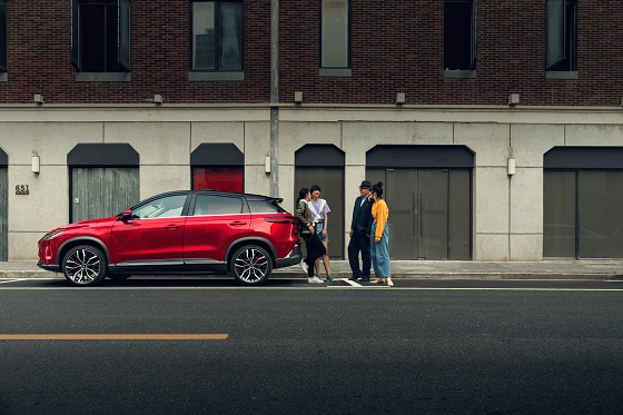 非正式会谈嘉宾待遇升级 米可出场就坐小鹏汽车 非正式会谈嘉宾待遇升级 米可出场就坐小鹏汽车